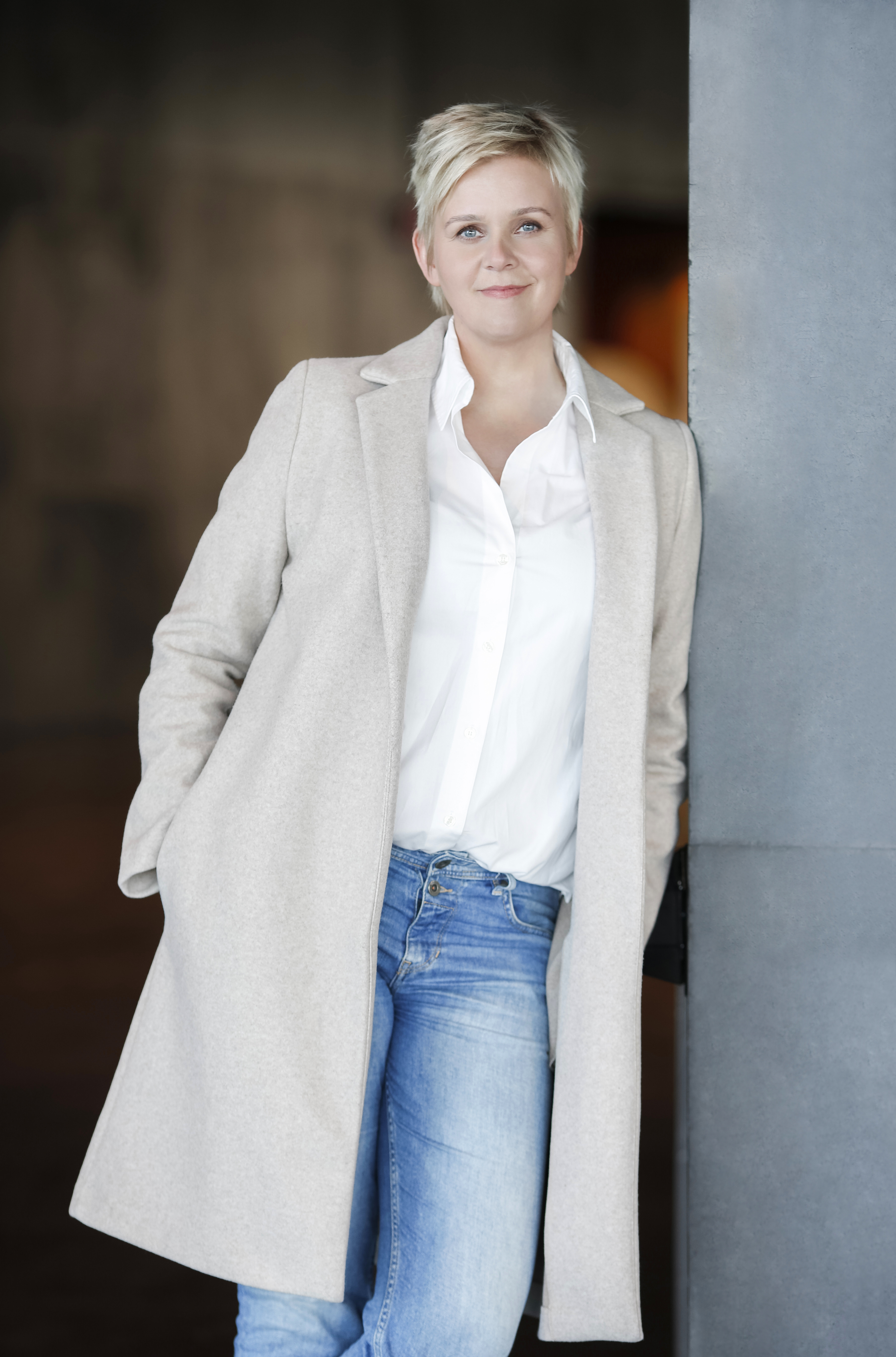 Baddý Sonja Breidert standing up leaning against a wall